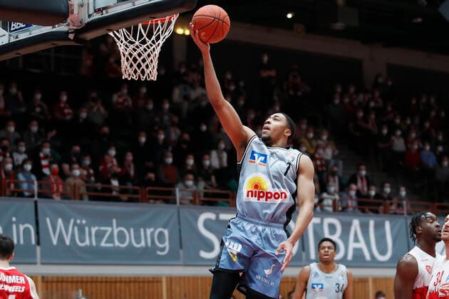 12.03.2022, s.Oliver Wuerzburg vs. HAKRO Merlins Crailsheim, easyCredit BBL, 25. Spieltag, GER, Wuerzburg, tectake-Arena, Im Bild: Jaren Lewis (Merlins) mit dem Korbleger Copyright: HMBxMedia xJulienxBecker