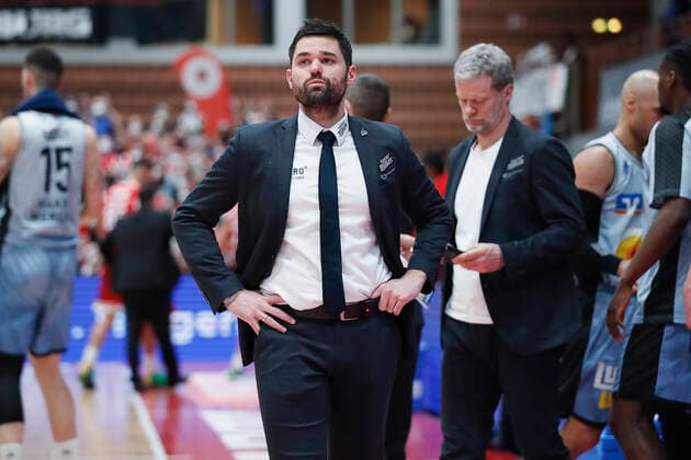 12.03.2022, s.Oliver Wuerzburg vs. HAKRO Merlins Crailsheim, easyCredit BBL, 25. Spieltag, GER, Wuerzburg, tectake-Arena, Im Bild: Headcoach Sebastian Gleim (Merlins) mit einem nachdenklichen Blick Copyright: HMBxMedia xJulienxBecker