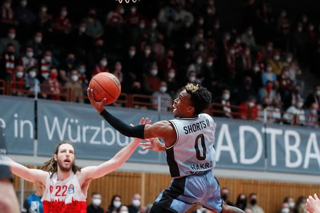 12.03.2022, s.Oliver Wuerzburg vs. HAKRO Merlins Crailsheim, easyCredit BBL, 25. Spieltag, GER, Wuerzburg, tectake-Arena, Im Bild: T.J. Shorts (Merlins) mit dem Korbleger Copyright: HMBxMedia xJulienxBecker