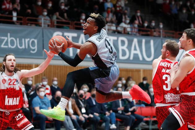 12.03.2022, s.Oliver Wuerzburg vs. HAKRO Merlins Crailsheim, easyCredit BBL, 25. Spieltag, GER, Wuerzburg, tectake-Arena, Im Bild: T.J. Shorts (Merlins) mit dem Korbleger Copyright: HMBxMedia xJulienxBecker
