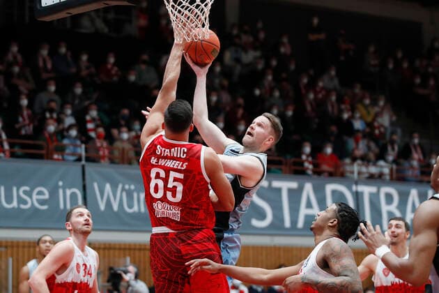 12.03.2022, s.Oliver Wuerzburg vs. HAKRO Merlins Crailsheim, easyCredit BBL, 25. Spieltag, GER, Wuerzburg, tectake-Arena, Im Bild: v.li. Filip Stanic (s.Oliver Wuerzburg), Fabian Bleck (Merlins) und Desi Rodriguez (s.Oliver Wuerzburg) Copyright: HMBxMedia xJulienxBecker