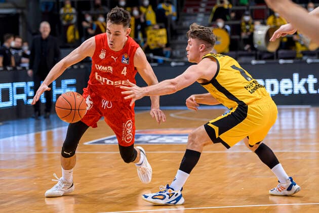 Ludwigsburg, Deutschland 12. Maerz 2022: BBL- 21 22 - MHP Riesen Ludwigsburg vs. Brose Bamberg v.li. Omar Prewitt (Bamberg), Jordan Hulls (Ludwigsburg) Ludwigsburg MHP Arena Baden-Württemberg Deutschland