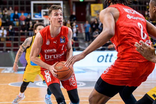 Ludwigsburg, Deutschland 12. Maerz 2022: BBL- 21 22 - MHP Riesen Ludwigsburg vs. Brose Bamberg v.li. Omar Prewitt (Bamberg), Akil Mitchell (Bamberg) Ludwigsburg MHP Arena Baden-Württemberg Deutschland