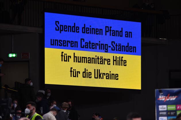 Basketball, Saison 2022, easyCredit BBL, Hamburg Towers (HAM) - Telekom Baskets Bonn (BON), edel-optics.de Arena, 12.03.2022, 25. Spieltag Spendenaufruf für die Ukraine auf der Anzeigetafel in der edeloptics-Arena: Spende deinen Pfand an unseren Catering-Ständen für humanitäre Hilfe für die Ukraine (Nur zur redaktionellen Nutzung.) Hamburg edel-optics.de Arena, Kurt-Emmerich-Platz, Wilhelmsburger Inselpark Hamburg Deutschland
