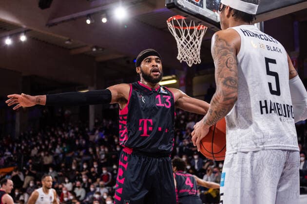 Basketball, Saison 2022, easyCredit BBL, Hamburg Towers (HAM) - Telekom Baskets Bonn (BON), edel-optics.de Arena, 12.03.2022, 25. Spieltag Javontae Hawkins ( 13, BON) versperrt dem Hamburger den Weg (Nur zur redaktionellen Nutzung.) Hamburg edel-optics.de Arena, Kurt-Emmerich-Platz, Wilhelmsburger Inselpark Hamburg Deutschland