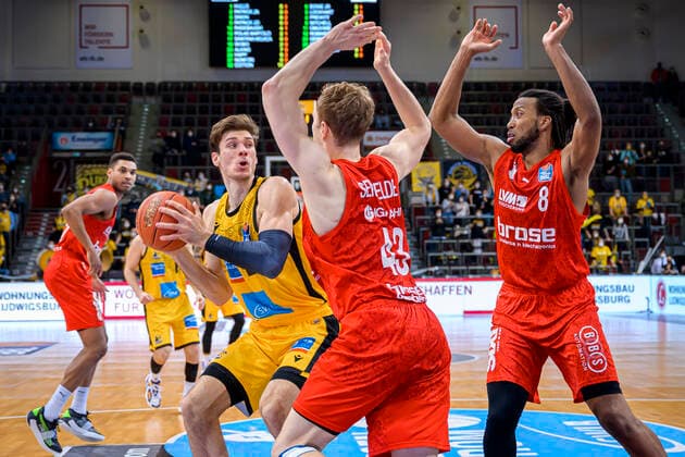 Ludwigsburg, Deutschland 12. Maerz 2022: BBL- 21 22 - MHP Riesen Ludwigsburg vs. Brose Bamberg v.li. Ethan Happ (Ludwigsburg), Christian Sengfelder (Bamberg), Akil Mitchell (Bamberg) Ludwigsburg MHP Arena Baden-Württemberg Deutschland