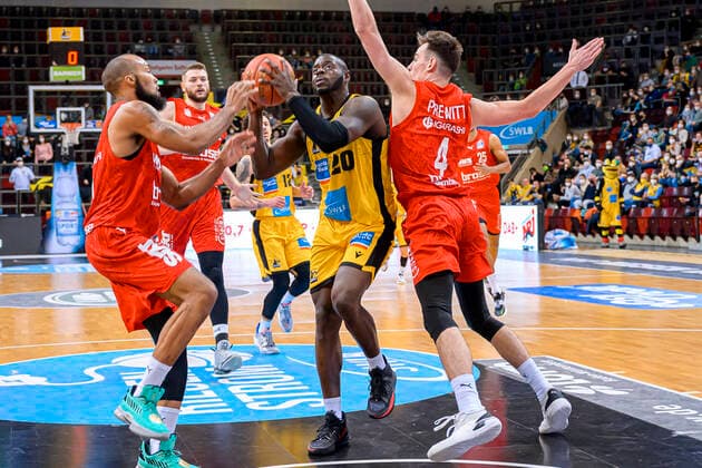 Ludwigsburg, Deutschland 12. Maerz 2022: BBL- 21 22 - MHP Riesen Ludwigsburg vs. Brose Bamberg v.li. Chris Dowe (Bamberg), Rawle Alkins (Ludwigsburg), Omar Prewitt (Bamberg) Ludwigsburg MHP Arena Baden-Württemberg Deutschland