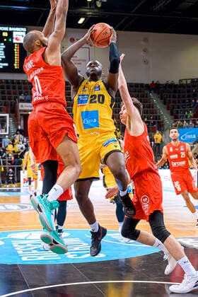 Ludwigsburg, Deutschland 12. Maerz 2022: BBL- 21 22 - MHP Riesen Ludwigsburg vs. Brose Bamberg v.li. Chris Dowe (Bamberg), Rawle Alkins (Ludwigsburg), Omar Prewitt (Bamberg) Ludwigsburg MHP Arena Baden-Württemberg Deutschland