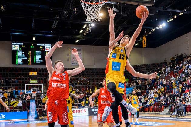 Ludwigsburg, Deutschland 12. Maerz 2022: BBL- 21 22 - MHP Riesen Ludwigsburg vs. Brose Bamberg v.li. Omar Prewitt (Bamberg), Jonah Radebaugh (Ludwigsburg) Ludwigsburg MHP Arena Baden-Württemberg Deutschland