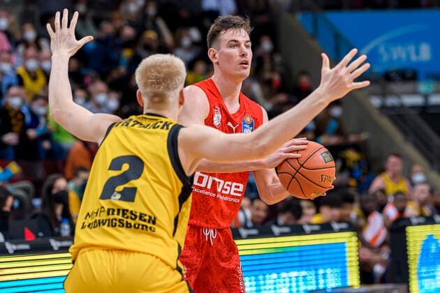Ludwigsburg, Deutschland 12. Maerz 2022: BBL- 21 22 - MHP Riesen Ludwigsburg vs. Brose Bamberg v.li. Jacob Patrick (Ludwigsburg), Omar Prewitt (Bamberg) Ludwigsburg MHP Arena Baden-Württemberg Deutschland