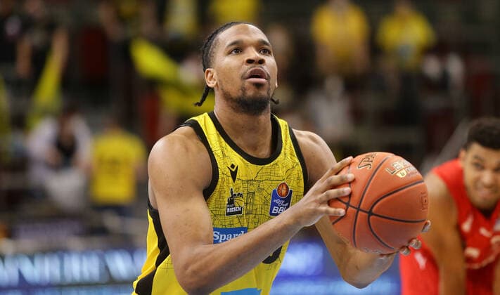 Ludwigsburg , Basketball easycredit BBL Bundesliga . MHP Riesen Ludwigsburg vs. Brose Bamberg , Justin Simon ( Riesen ) ,