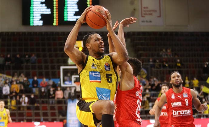 Ludwigsburg , Basketball easycredit BBL Bundesliga . MHP Riesen Ludwigsburg vs. Brose Bamberg , Justin Simon ( Riesen ) ,