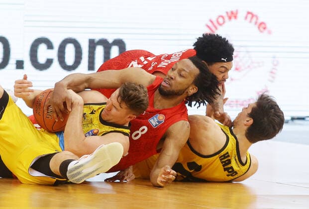 Ludwigsburg , Basketball easycredit BBL Bundesliga . MHP Riesen Ludwigsburg vs. Brose Bamberg , von links: Jordan Hulls ( Riesen ) Akil Mitchell ( Bamberg ) Justin Robinson ( Bamberg ) Ethan Happ ( Riesen ) , ,