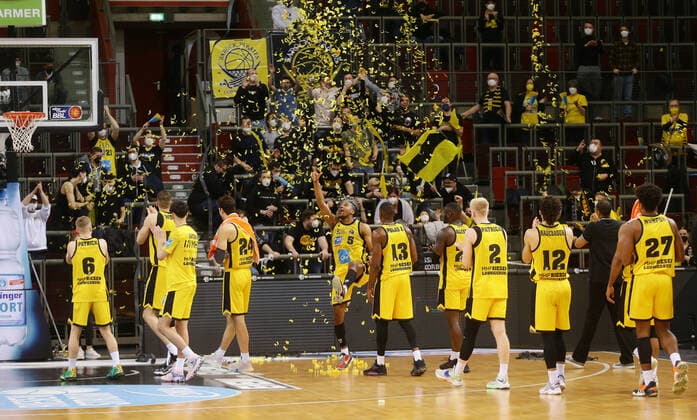 Ludwigsburg , Basketball easycredit BBL Bundesliga . MHP Riesen Ludwigsburg vs. Brose Bamberg , Jubel Riesen , mitte: Justin Simon 5 ) ,