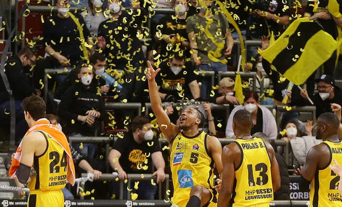 Ludwigsburg , Basketball easycredit BBL Bundesliga . MHP Riesen Ludwigsburg vs. Brose Bamberg , Jubel Riesen , mitte: Justin Simon 5 ) ,