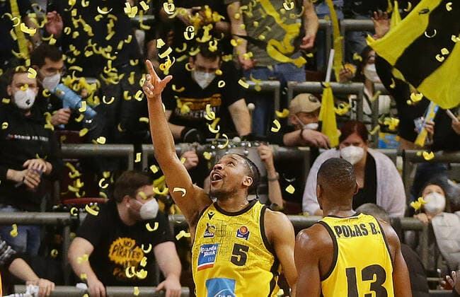 Ludwigsburg , Basketball easycredit BBL Bundesliga . MHP Riesen Ludwigsburg vs. Brose Bamberg , Jubel Riesen , links: : Justin Simon 5 ) ,