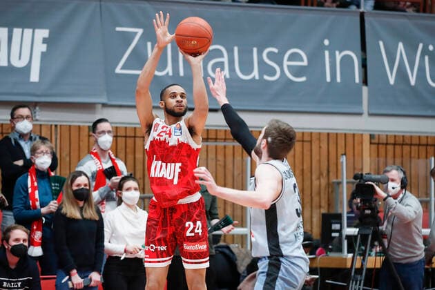 12.03.2022, s.Oliver Wuerzburg vs. HAKRO Merlins Crailsheim, easyCredit BBL, 25. Spieltag, GER, Wuerzburg, tectake-Arena, Im Bild: Cameron Hunt (s.Oliver Wuerzburg) mit dem Drei-Punkte-Wurf Copyright: HMBxMedia xJulienxBecker