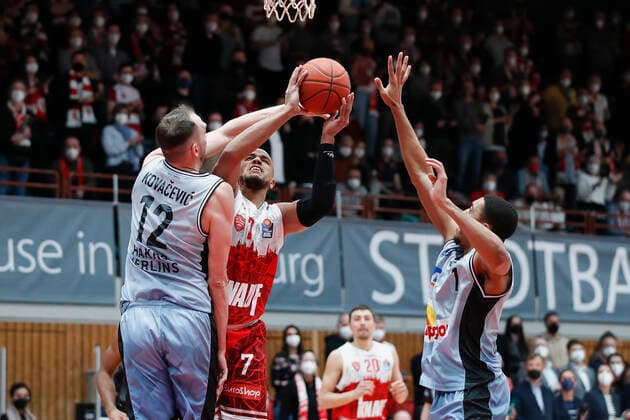 12.03.2022, s.Oliver Wuerzburg vs. HAKRO Merlins Crailsheim, easyCredit BBL, 25. Spieltag, GER, Wuerzburg, tectake-Arena, Im Bild: v.li. Dejan Kovacevic (Merlins), Alex King (s.Oliver Wuerzburg) und Jaren Lewis (Merlins) Copyright: HMBxMedia xJulienxBecker