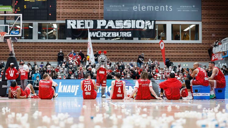 12.03.2022, Basketball, BBL, Hauptrunde, s.Oliver Wuerzburg - Hakro Merlins Crailsheim, GER, Wuerzburg, tectake Arena Bild: v. li. Die Mannschaft feiert mit den Fans Copyright: HMBxMedia xHeikoxBecker