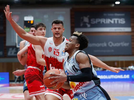 12.03.2022, Basketball, BBL, Hauptrunde, s.Oliver Wuerzburg - Hakro Merlins Crailsheim, GER, Wuerzburg, tectake Arena Bild: v. li. Filip Stanic (s.Oliver Wuerzburg) und TJ Shorts II (Merlins) Copyright: HMBxMedia xHeikoxBecker