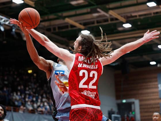 12.03.2022, Basketball, BBL, Hauptrunde, s.Oliver Wuerzburg - Hakro Merlins Crailsheim, GER, Wuerzburg, tectake Arena Bild: v. li. Richmond Aririguzoh (Merlins) und Craig Moller (s.Oliver Wuerzburg) Copyright: HMBxMedia xHeikoxBecker
