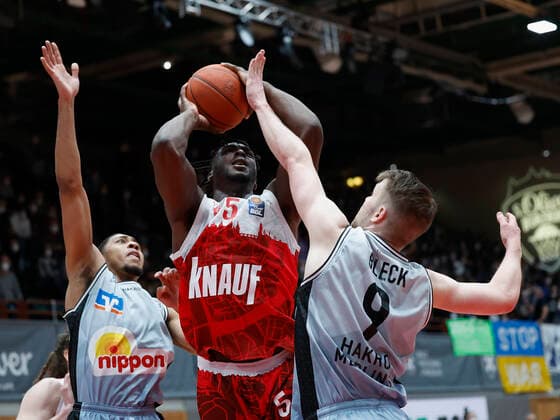 12.03.2022, Basketball, BBL, Hauptrunde, s.Oliver Wuerzburg - Hakro Merlins Crailsheim, GER, Wuerzburg, tectake Arena Bild: v. li. Jaren Lewis (Merlins), Abdul-Makik Abu (s.Oliver Wuerzburg) und Fabian Bleck (Merlins) Copyright: HMBxMedia xHeikoxBecker