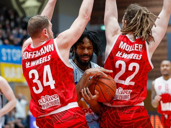 12.03.2022, Basketball, BBL, Hauptrunde, s.Oliver Wuerzburg - Hakro Merlins Crailsheim, GER, Wuerzburg, tectake Arena Bild: v. li. Felix Hoffmann (s.Oliver Wuerzburg), Terrell Harris (Merlins) und Craig Moller (s.Oliver Wuerzburg) Copyright: HMBxMedia xHeikoxBecker