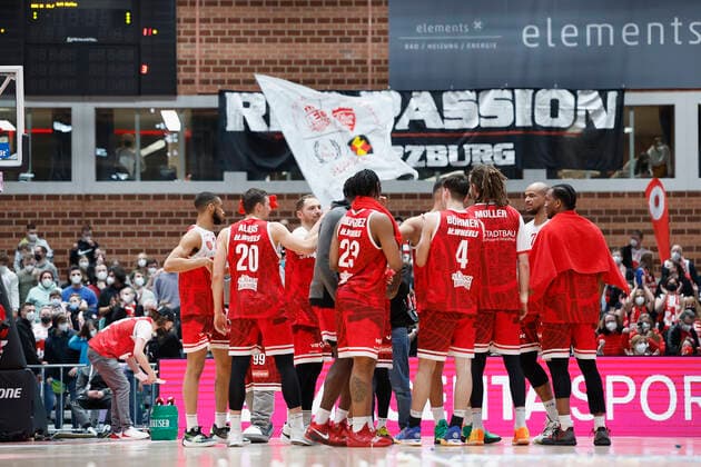 12.03.2022, Basketball, BBL, Hauptrunde, s.Oliver Wuerzburg - Hakro Merlins Crailsheim, GER, Wuerzburg, tectake Arena Bild: v. li. Die Mannschaft feiert mit den Fans Copyright: HMBxMedia xHeikoxBecker