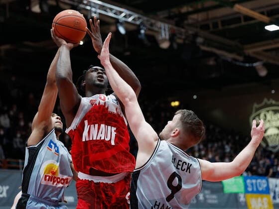 12.03.2022, Basketball, BBL, Hauptrunde, s.Oliver Wuerzburg - Hakro Merlins Crailsheim, GER, Wuerzburg, tectake Arena Bild: v. li. Jaren Lewis (Merlins), Abdul-Makik Abu (s.Oliver Wuerzburg) und Fabian Bleck (Merlins) Copyright: HMBxMedia xHeikoxBecker