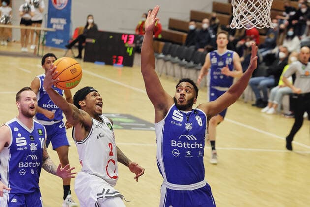 Rheinstars vs. Eintracht Stahnsdorf Rheinstars Köln vs. Eintracht Stahnsdorf, Basketball, BARMER 2. Basketball Bundesliga ProB, Mitte: Vincent Golson (Rheinstars) , 12.03.2022,