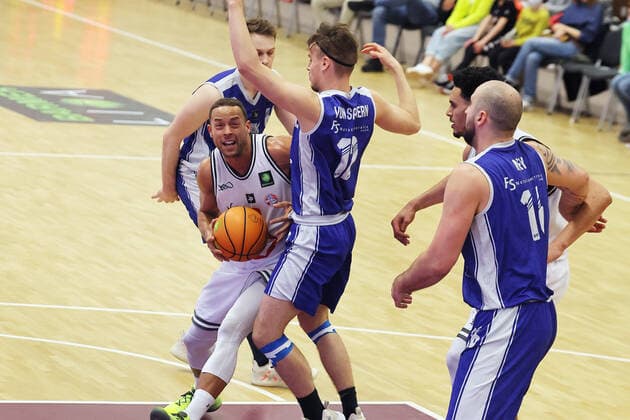 Rheinstars vs. Eintracht Stahnsdorf Rheinstars Köln vs. Eintracht Stahnsdorf, Basketball, BARMER 2. Basketball Bundesliga ProB, links: Andrej Mangold (Rheinstars) , 12.03.2022,