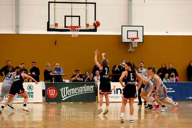 12.03.2022, 2. Toyota Damen Basketball Bundesliga Nord, DBBL, Saison 2021 2022, Damen, Chemcats Chemnitz - Bender Baskets Grünberg Cora Horvath, Bender Baskets Grünberg beim Freiwurf Chemnitz Sporthalle am Schlossteich Sachsen Germany