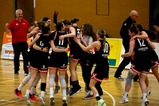 12.03.2022, 2. Toyota Damen Basketball Bundesliga Nord, DBBL, Saison 2021 2022, Damen, Chemcats Chemnitz - Bender Baskets Grünberg Sieg und Jubel bei den Bender Baskets Grünberg Chemnitz Sporthalle am Schlossteich Sachsen Germany