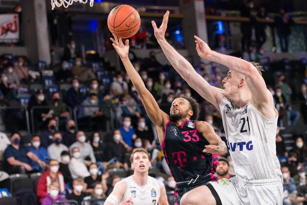 Basketball, Saison 2022, easyCredit BBL, Hamburg Towers (HAM) - Telekom Baskets Bonn (BON), edel-optics.de Arena, 12.03.2022, 25. Spieltag Parker Jackson-Cartwright ( 33, BON), Justus Hollatz ( 21, HAM) Hamburg Deutschland
