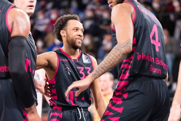 Basketball, Saison 2022, easyCredit BBL, Hamburg Towers (HAM) - Telekom Baskets Bonn (BON), edel-optics.de Arena, 12.03.2022, 25. Spieltag Parker Jackson-Cartwright ( 33, BON) im Spielerkreis Hamburg Deutschland