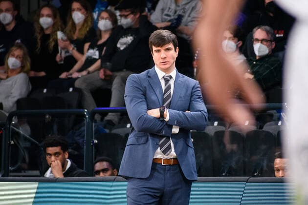 Basketball, Saison 2022, easyCredit BBL, Hamburg Towers (HAM) - Telekom Baskets Bonn (BON), edel-optics.de Arena, 12.03.2022, 25. Spieltag Pedro Calles (HAM, Head Coach) steht mit verschränkten Armen vor der Seitenbande und beobachtet argwönisch das Spiel Hamburg Deutschland
