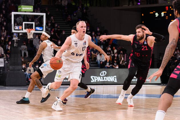 Basketball, Saison 2022, easyCredit BBL, Hamburg Towers (HAM) - Telekom Baskets Bonn (BON), edel-optics.de Arena, 12.03.2022, 25. Spieltag Seth Hinrichs ( 12, HAM), Leon Kratzer ( 21, BON) Hamburg Deutschland