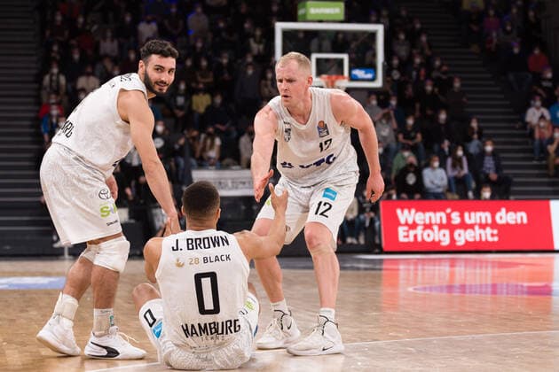 Basketball, Saison 2022, easyCredit BBL, Hamburg Towers (HAM) - Telekom Baskets Bonn (BON), edel-optics.de Arena, 12.03.2022, 25. Spieltag Max DiLeo ( 3, HAM) und Seth Hinrichs ( 12, HAM) helfen Jaylon Brown ( 0, HAM) Hamburg Deutschland