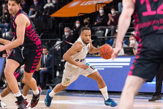 Basketball, Saison 2022, easyCredit BBL, Hamburg Towers (HAM) - Telekom Baskets Bonn (BON), edel-optics.de Arena, 12.03.2022, 25. Spieltag Jaylon Brown ( 0, HAM) dribbelt sich durch Hamburg edel-optics.de Arena, Kurt-Emmer Hamburg Deutschland