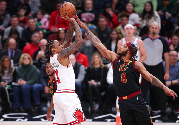 CHICAGO, IL - MARCH 12: Chicago Bulls forward DeMar DeRozan (11) and Cleveland Cavaliers forward Lamar Stevens (8) in action during a NBA, Basketball Herren, USA game between the Cleveland Cavaliers and the Chicago Bulls on March 12, 2022 at the United Center in Chicago, IL. (Photo by Melissa Tamez Icon Sportswire) NBA: MAR 12 Cavaliers at Bulls Icon22031209