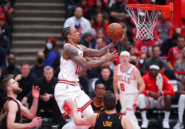 CHICAGO, IL - MARCH 12: Chicago Bulls forward DeMar DeRozan (11) drives to the basket for a lay up during a NBA, Basketball Herren, USA game between the Cleveland Cavaliers and the Chicago Bulls on March 12, 2022 at the United Center in Chicago, IL. (Photo by Melissa Tamez Icon Sportswire) NBA: MAR 12 Cavaliers at Bulls Icon22031212