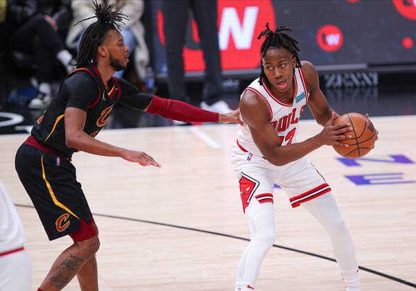 CHICAGO, IL - MARCH 12: Cleveland Cavaliers guard Darius Garland (10) guards Chicago Bulls guard Ayo Dosunmu (12) during a NBA, Basketball Herren, USA game between the Cleveland Cavaliers and the Chicago Bulls on March 12, 2022 at the United Center in Chicago, IL. (Photo by Melissa Tamez Icon Sportswire) NBA: MAR 12 Cavaliers at Bulls Icon22031228