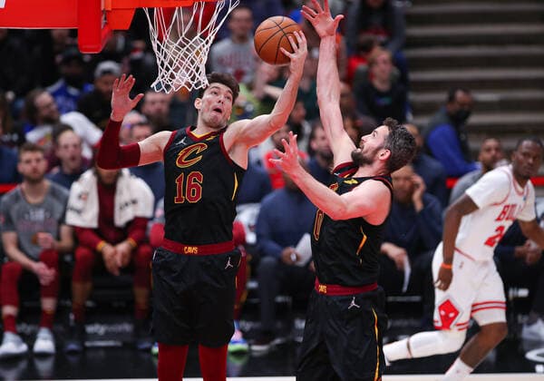 CHICAGO, IL - MARCH 12: Cleveland Cavaliers forward Cedi Osman (16) and Cleveland Cavaliers forward Kevin Love (0) both go after a rebound during a NBA, Basketball Herren, USA game between the Cleveland Cavaliers and the Chicago Bulls on March 12, 2022 at the United Center in Chicago, IL. (Photo by Melissa Tamez Icon Sportswire) NBA: MAR 12 Cavaliers at Bulls Icon22031241