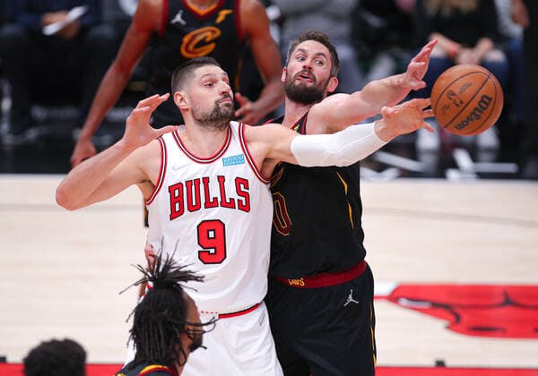 CHICAGO, IL - MARCH 12: Cleveland Cavaliers forward Kevin Love (0) and and Chicago Bulls center Nikola Vucevic (9) reach for a loose ball in action during a NBA, Basketball Herren, USA game between the Cleveland Cavaliers and the Chicago Bulls on March 12, 2022 at the United Center in Chicago, IL. (Photo by Melissa Tamez Icon Sportswire) NBA: MAR 12 Cavaliers at Bulls Icon22031245