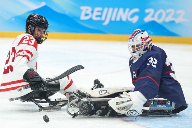 (220313) -- BEIJING, March 13, 2022 -- Liam Hickey (L) of Canada and goalkeeper Jen Lee of the United States compete during the Para Ice hockey, Eishockey Gold Medal Game between the United States and Canada of the Beijing 2022 Paralympic Winter games, Winterspiele,Spiele, Summer games at National Indoor Stadium in Beijing, capital of China, March 13, 2022. ) (SP)CHINA-BEIJING-WINTER PARALYMPICS-PARA ICE HOCKEY-GOLD MEDAL GAME-USA VS CAN (CN) MaxXiping 