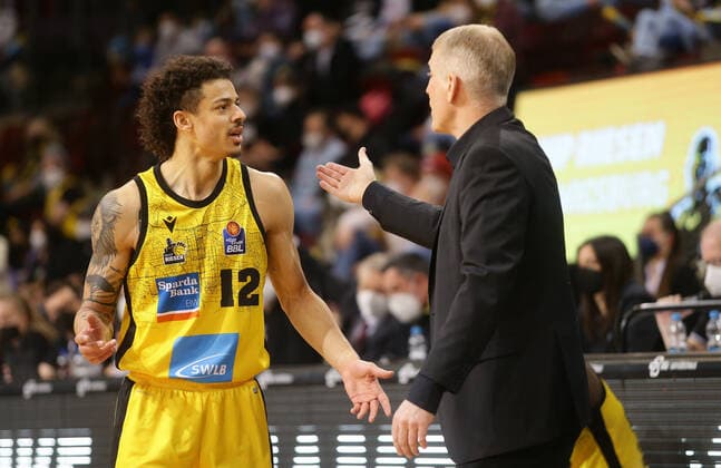 Ludwigsburg , Basketball easycredit BBL Bundesliga . MHP Riesen Ludwigsburg vs. Brose Bamberg , von links: Jonah Radebaugh TrainerJohn Patrick ( Riesen ) ,