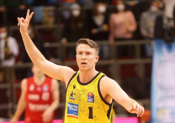 Ludwigsburg , Basketball easycredit BBL Bundesliga . MHP Riesen Ludwigsburg vs. Brose Bamberg , Jordan Hulls ( Riesen ) ,