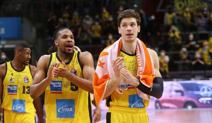 Ludwigsburg , Basketball easycredit BBL Bundesliga . MHP Riesen Ludwigsburg vs. Brose Bamberg , von links: Justin Simon Ethan Happ ( Riesen ) ,