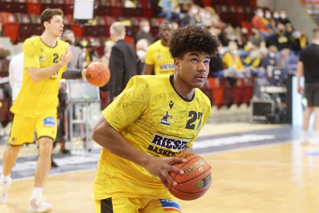 Ludwigsburg , Basketball easycredit BBL Bundesliga . MHP Riesen Ludwigsburg vs. Brose Bamberg , Luis Nonfon ( Riesen ) beim Warm-Up ,