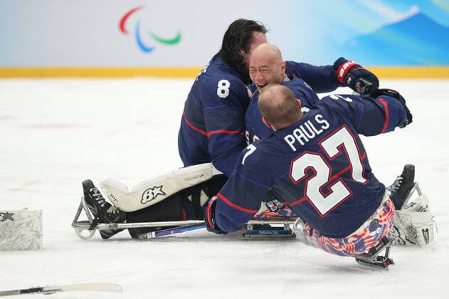 (220313) -- BEIJING, March 13, 2022 -- Players of the United States celebrate victory after the Para Ice hockey, Eishockey Gold Medal Game between the United States and Canada of the Beijing 2022 Paralympic Winter games, Winterspiele,Spiele, Summer games at National Indoor Stadium in Beijing, capital of China, March 13, 2022. ) (SP)CHINA-BEIJING-WINTER PARALYMPICS-PARA ICE HOCKEY-GOLD MEDAL GAME-USA VS CAN (CN) MaxXiping 